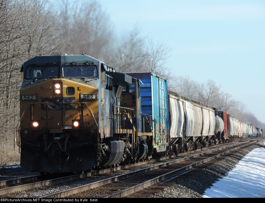 CSX 562 on M627